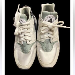Nike Air Huarache women shoes. ‎ Size US 8. Photon dust Mica green